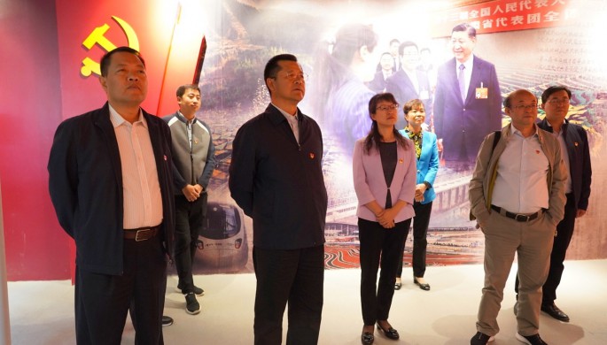 集團(tuán)公司開(kāi)展“不忘初心、牢記使命”主題黨日活動(dòng) <br/> — 參觀主題教育檔案文獻(xiàn)展